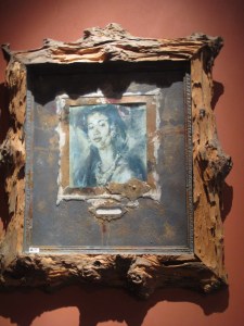 Portrait with a Driftwood frame. blanco.